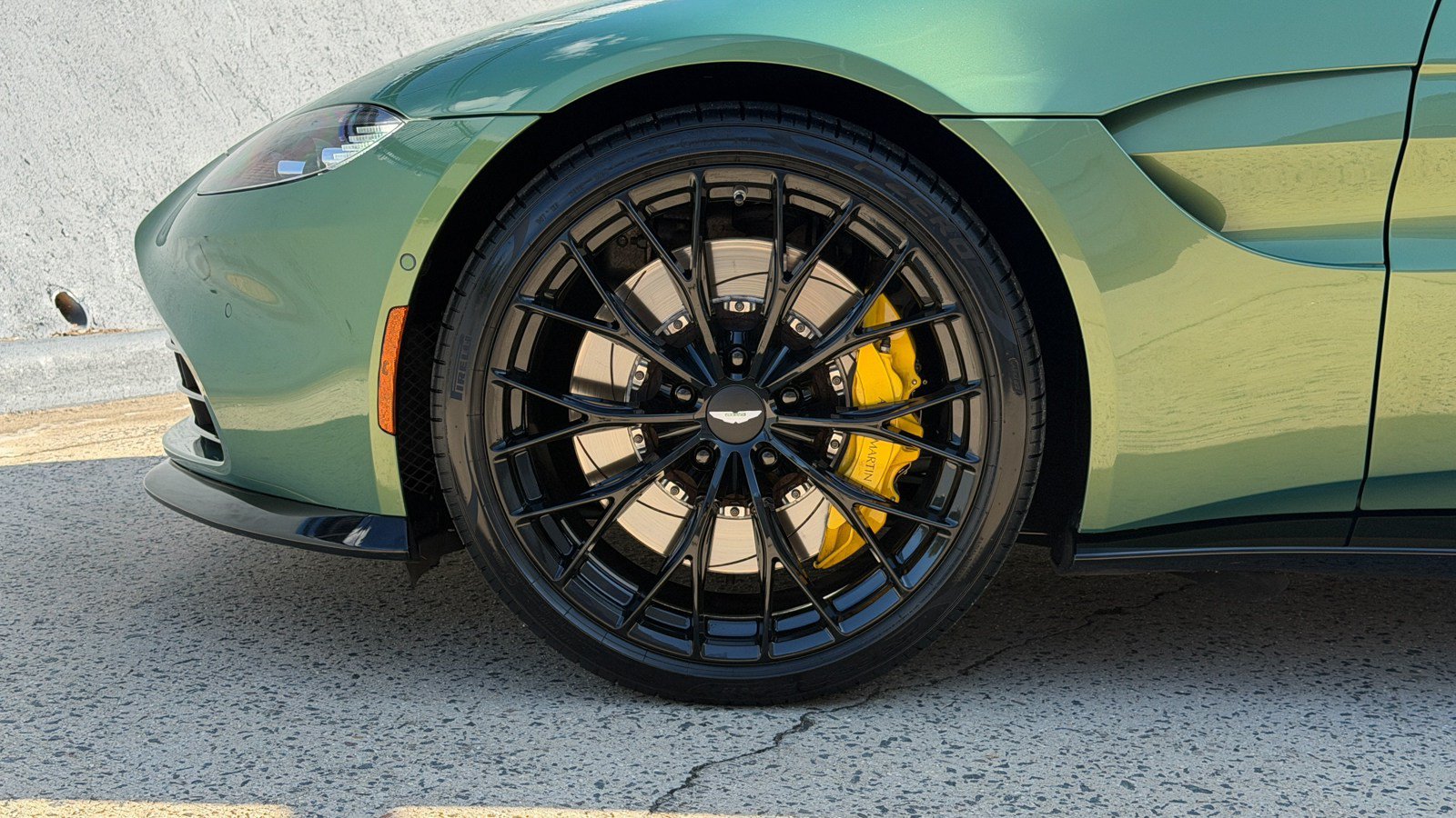 Used 2023 Aston Martin V8 Vantage Coupe RWD image 4