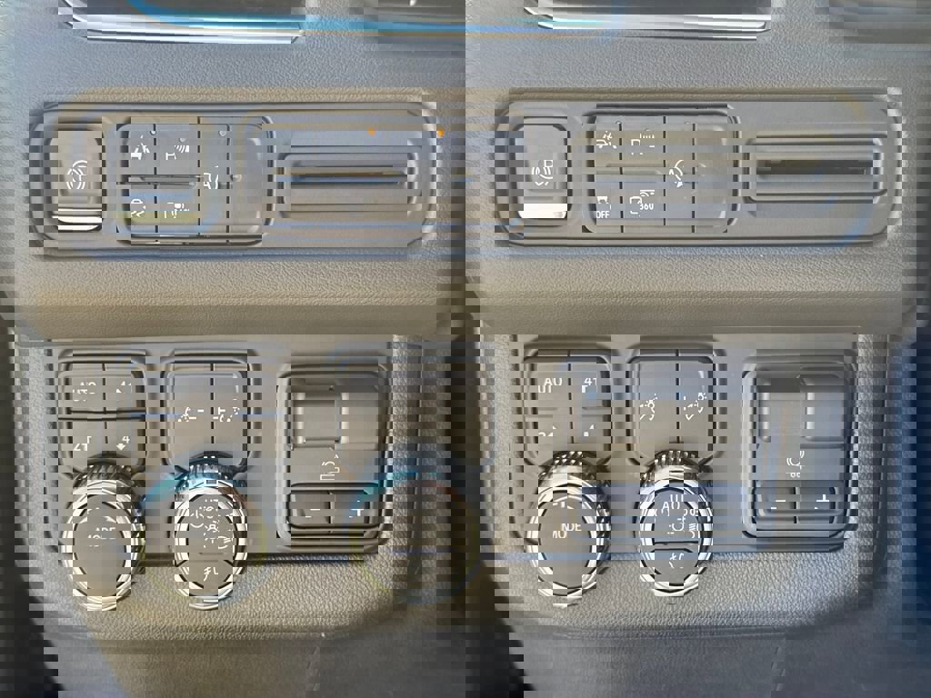 Used 2023 GMC Yukon SLT w/ SLT Luxury Package image 29