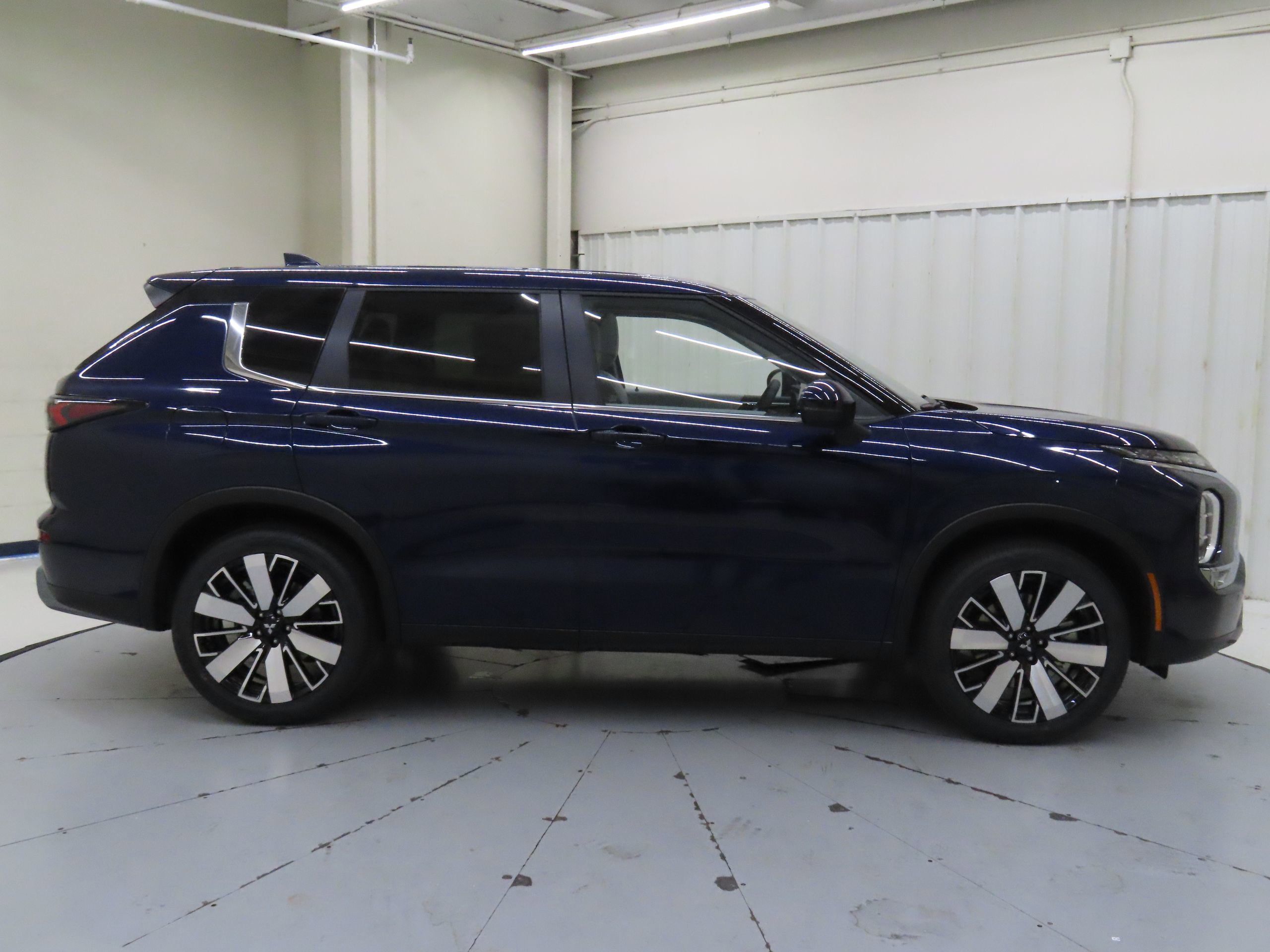 New 2025 Mitsubishi Outlander SE image 2