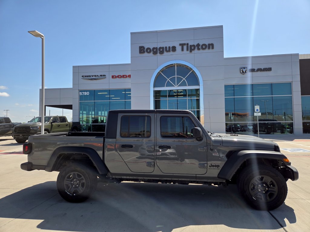 Used 2023 Jeep Gladiator Sport w/ Trailer Tow Package AWD/4WD image 2
