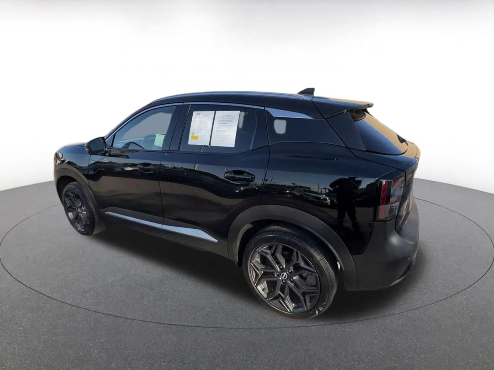 Used 2026 Nissan Kicks SR FWD image 9