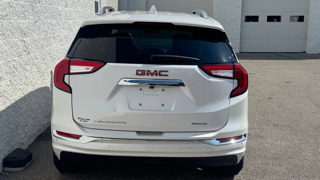 Used 2024 GMC Terrain Denali w/ Denali Premium Package AWD/4WD image 4