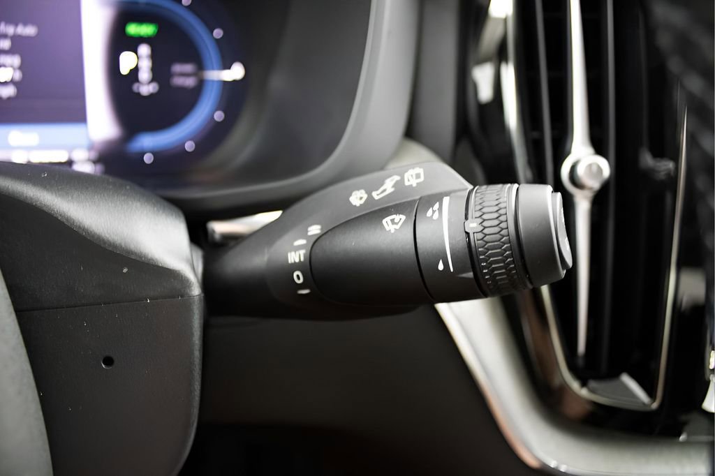 Certified 2025 Volvo XC60 T8 Plus w/ Protection Package Premier image 21