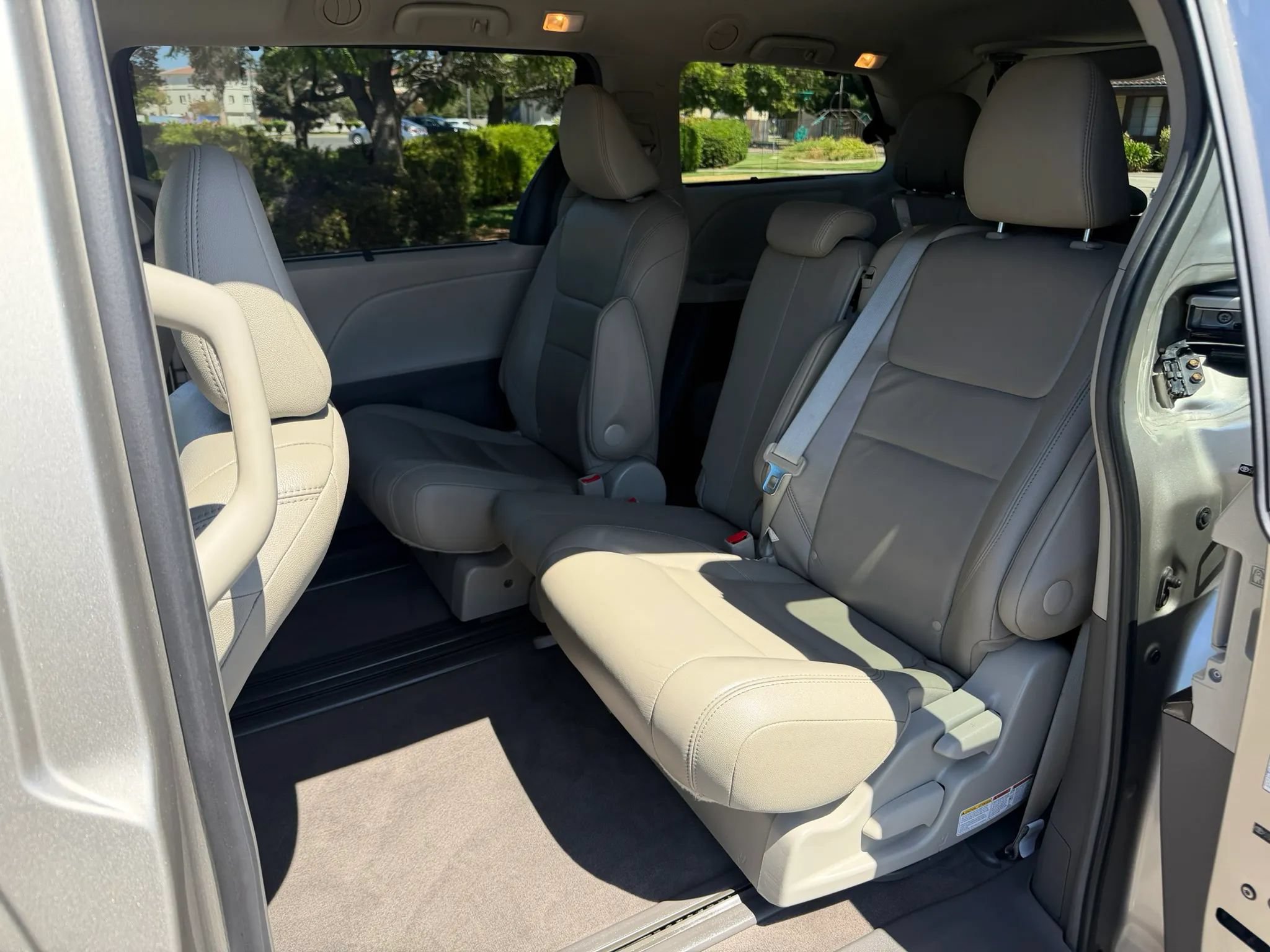 Used 2015 Toyota Sienna XLE Premium FWD image 9