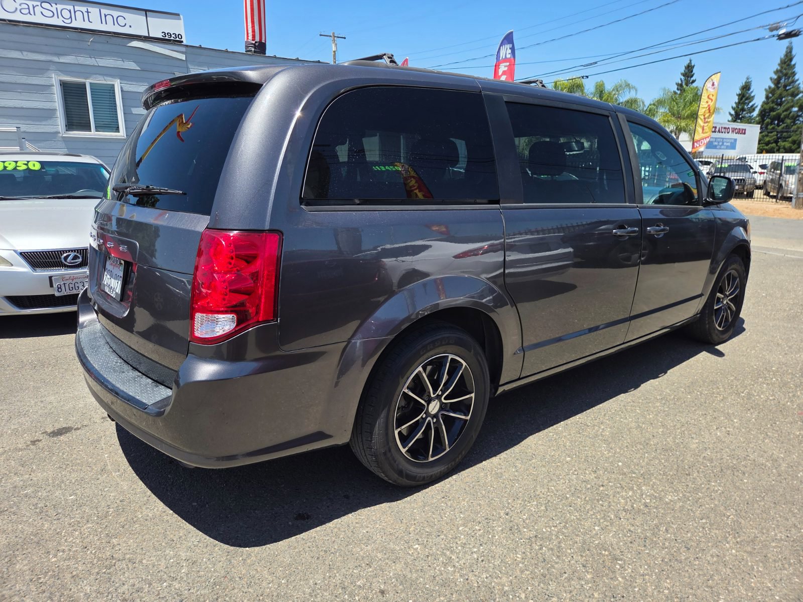 Used 2018 Dodge Grand Caravan SXT w/ Blacktop Package FWD image 4