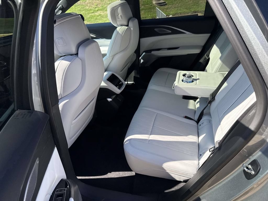 Used 2024 Cadillac Lyriq Luxury AWD/4WD image 10