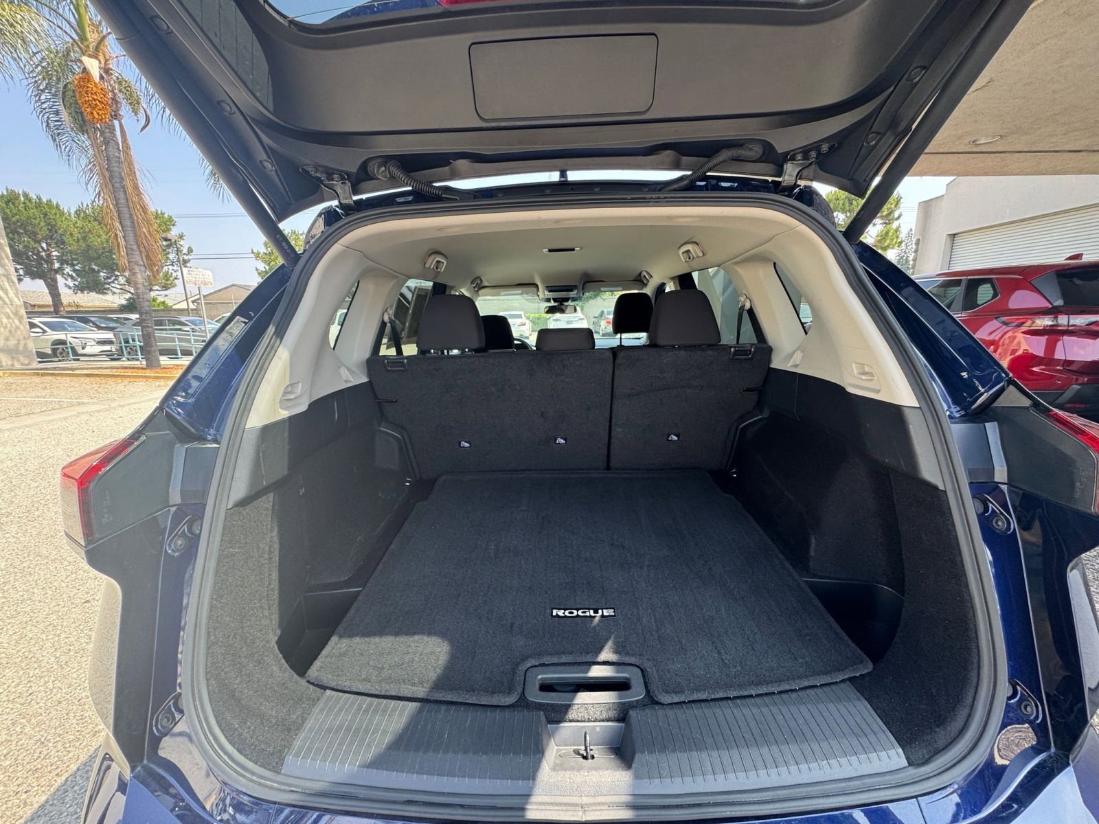 Used 2025 Nissan Rogue SV FWD image 33