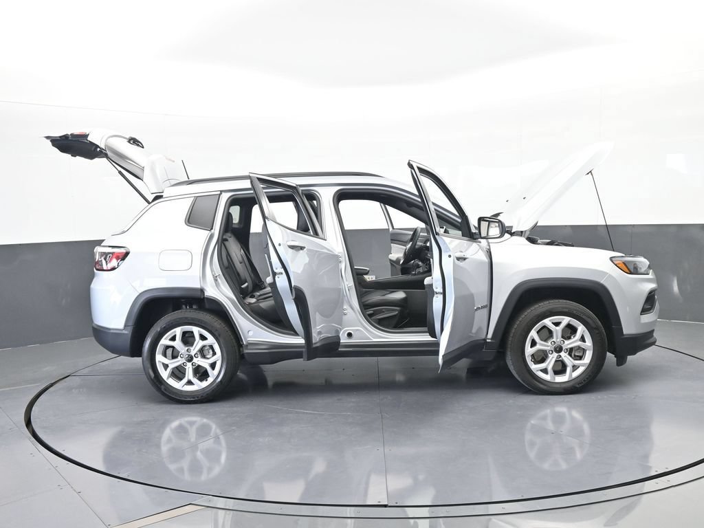 Used 2025 Jeep Compass Latitude AWD/4WD image 42