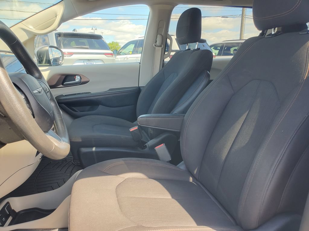 Used 2017 Chrysler Pacifica Touring FWD image 5