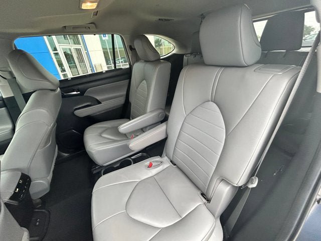Used 2023 Toyota Highlander XLE FWD image 9