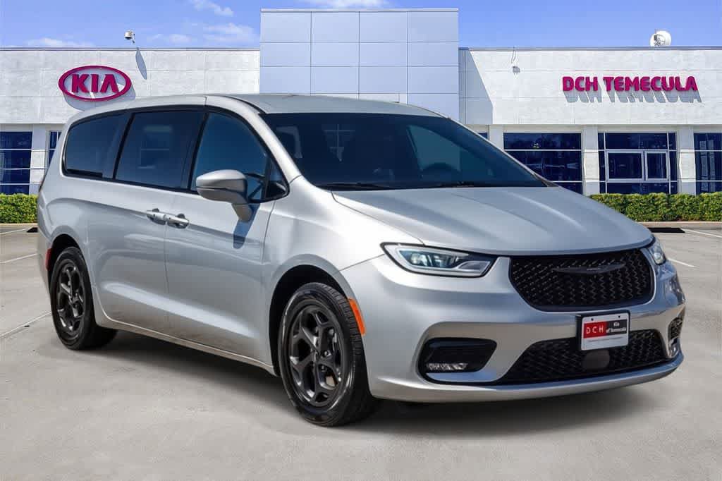 Used 2022 Chrysler Pacifica Touring-L w/ S Appearance Package FWD image 3