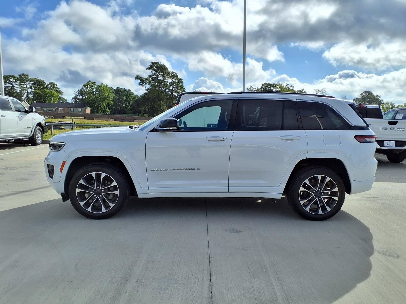Used 2023 Jeep Grand Cherokee Overland RWD image 9