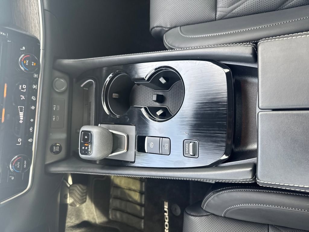 Used 2025 Nissan Rogue Platinum FWD image 27
