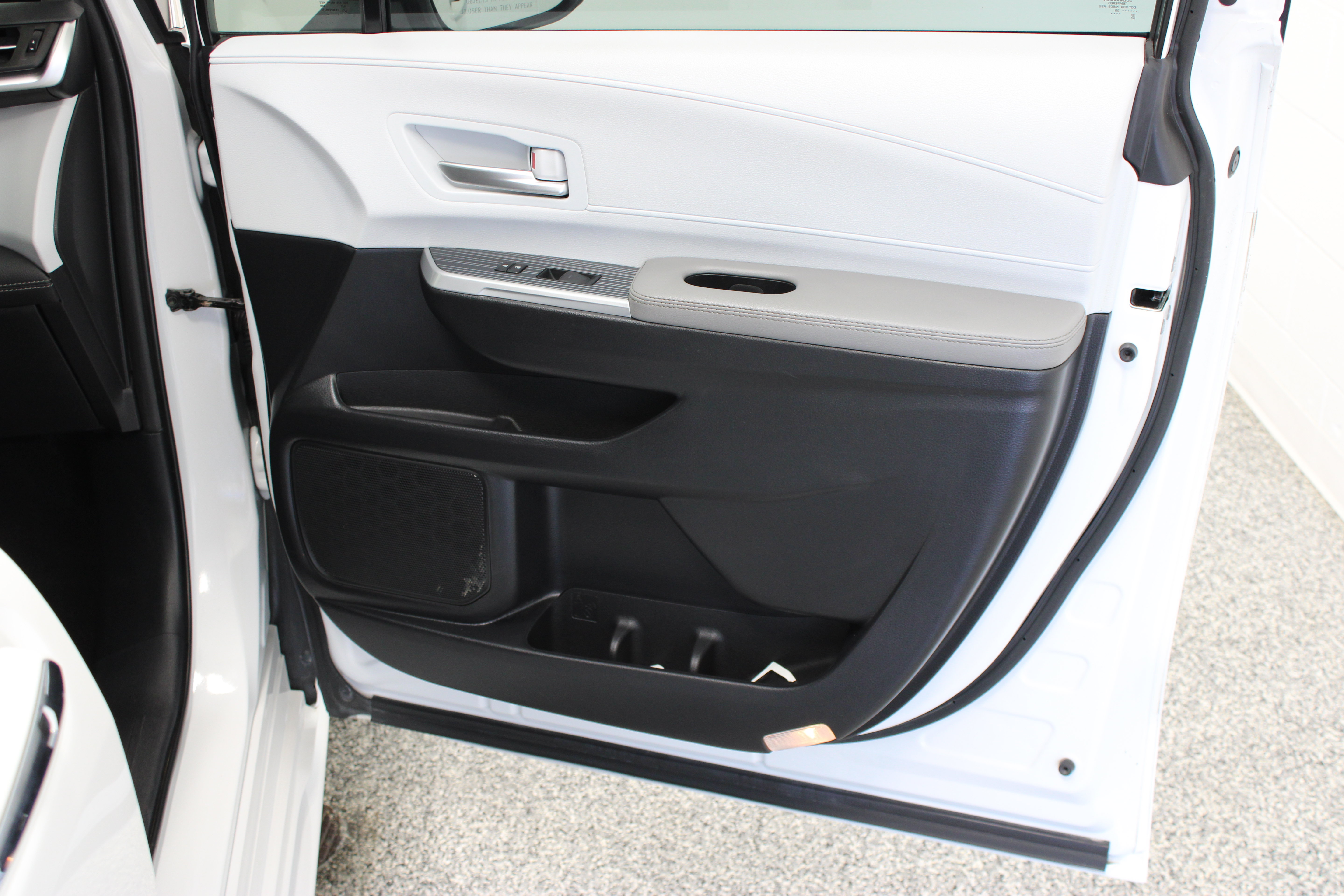Used 2025 Toyota Sienna XLE FWD image 37