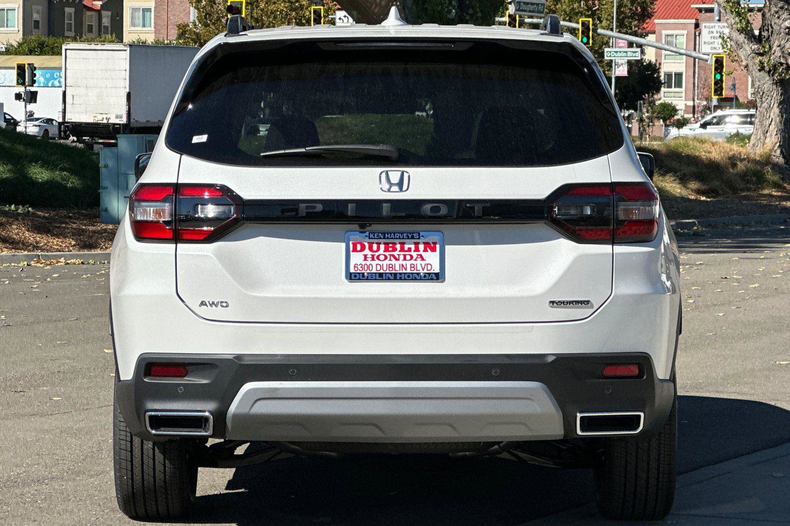 New 2025 Honda Pilot Touring image 5