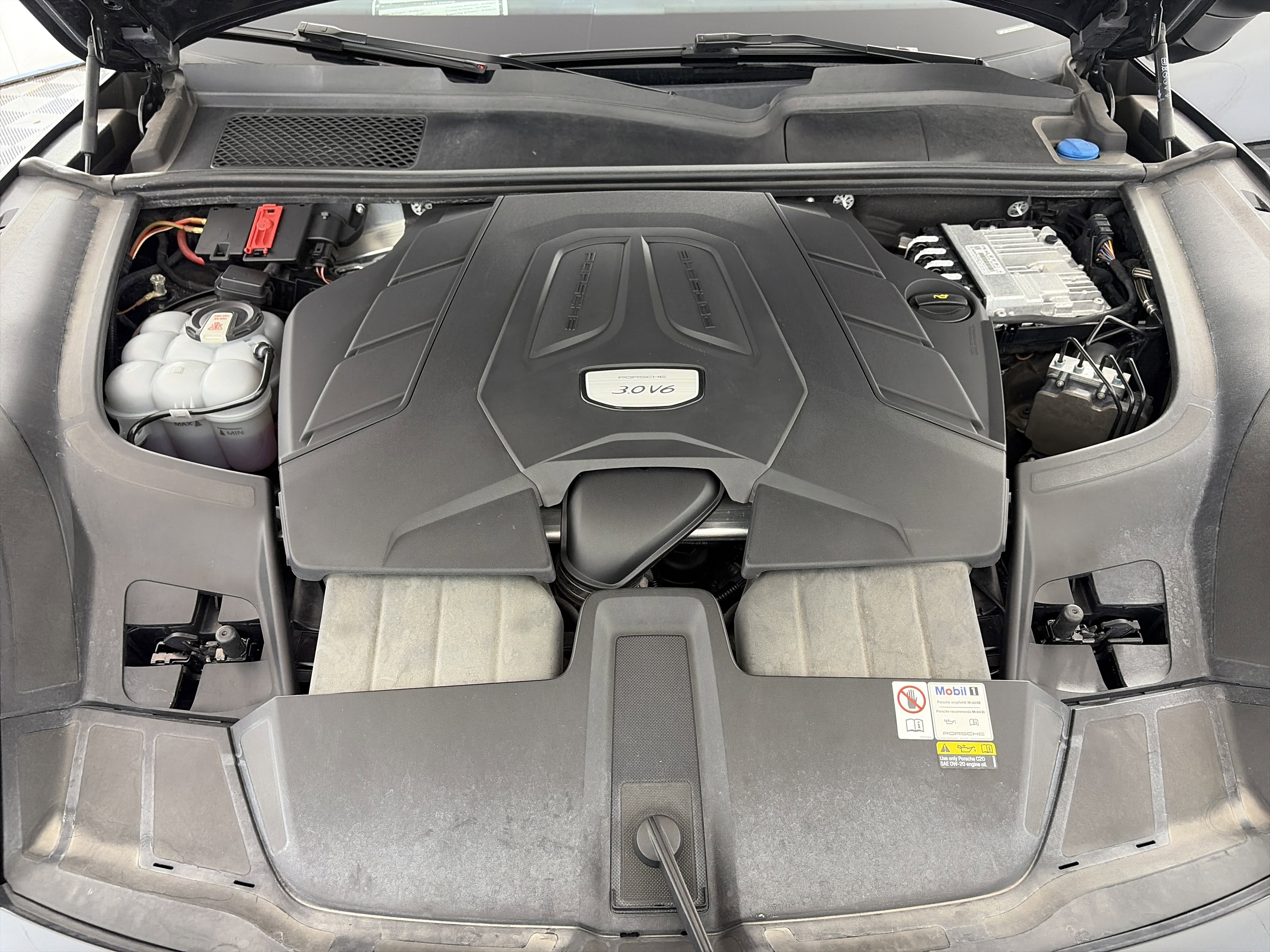 Used 2023 Porsche Cayenne Platinum Edition image 11