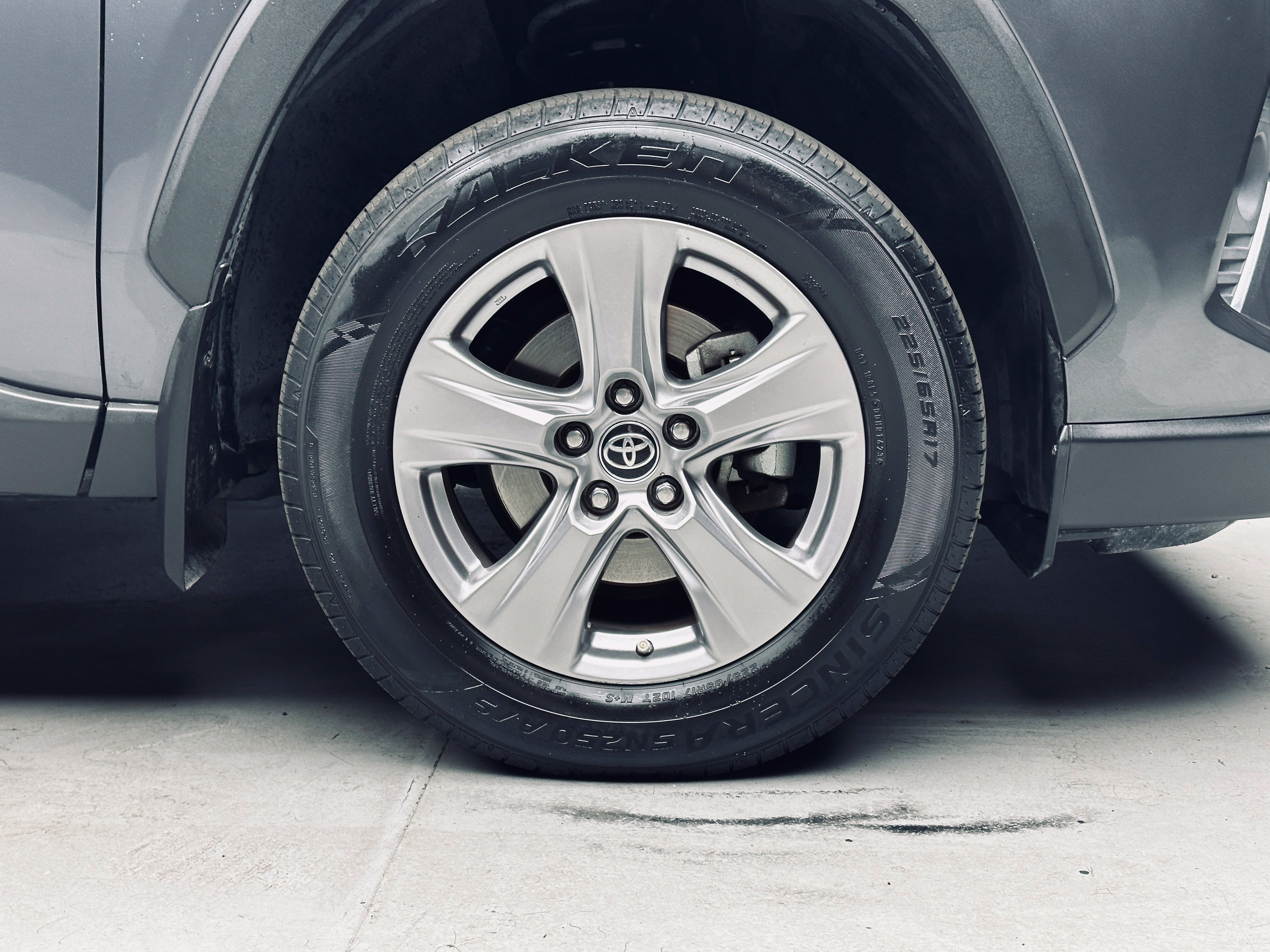 Used 2019 Toyota RAV4 LE w/ Carpet Mat Package FWD image 33