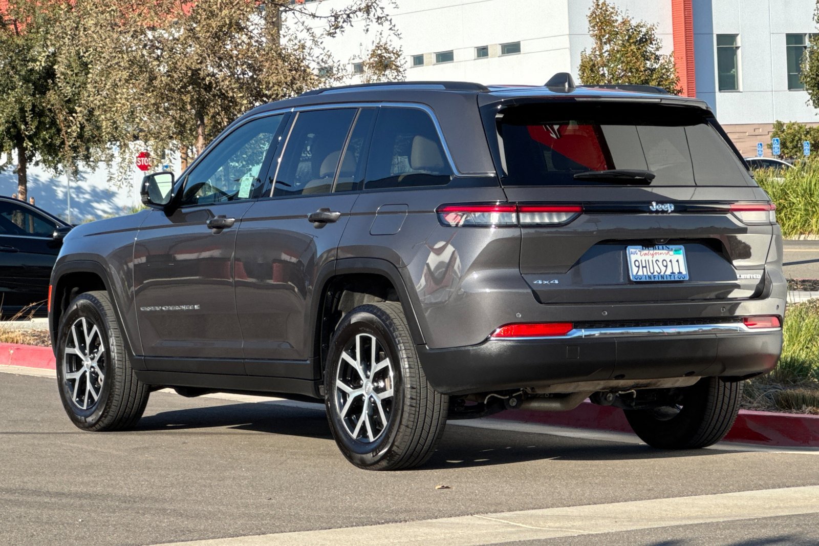 Used 2023 Jeep Grand Cherokee Limited w/ Trailer Tow Prep Group (B) AWD/4WD image 6
