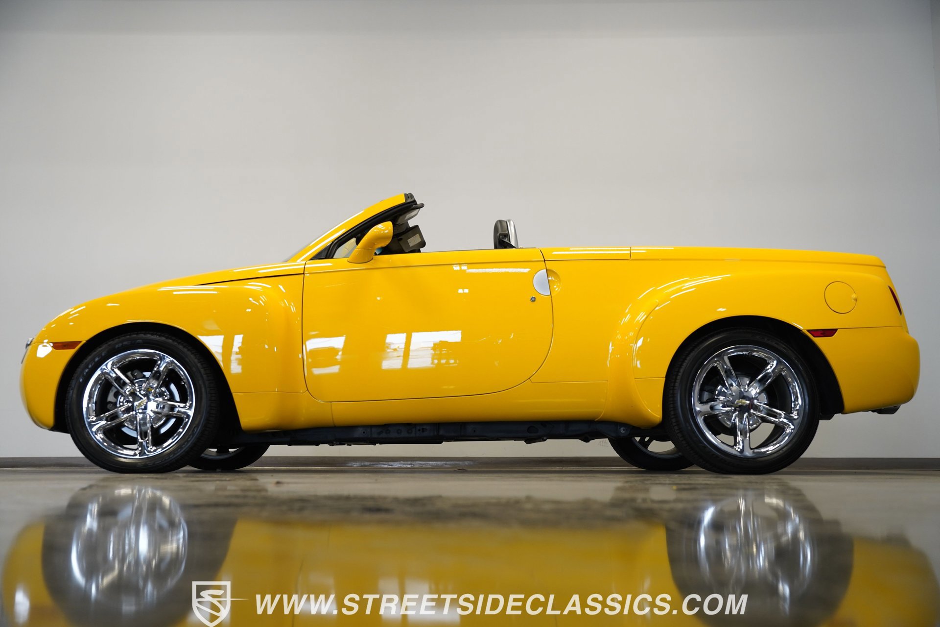 Used 2005 Chevrolet SSR w/ Preferred Equipment Group image 9