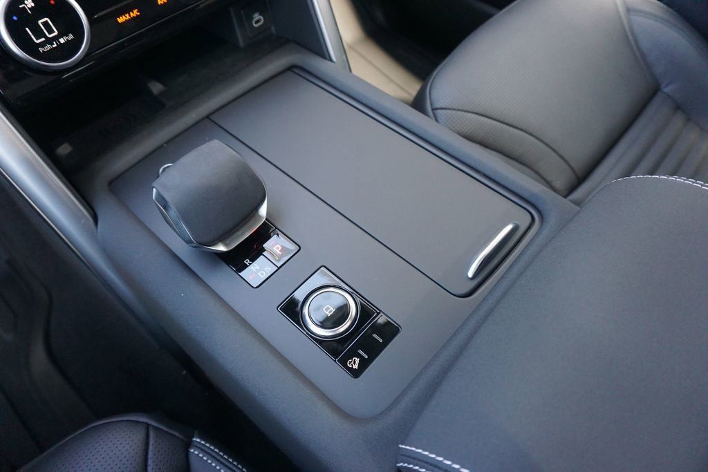 New 2025 Land Rover Discovery Dynamic SE image 14