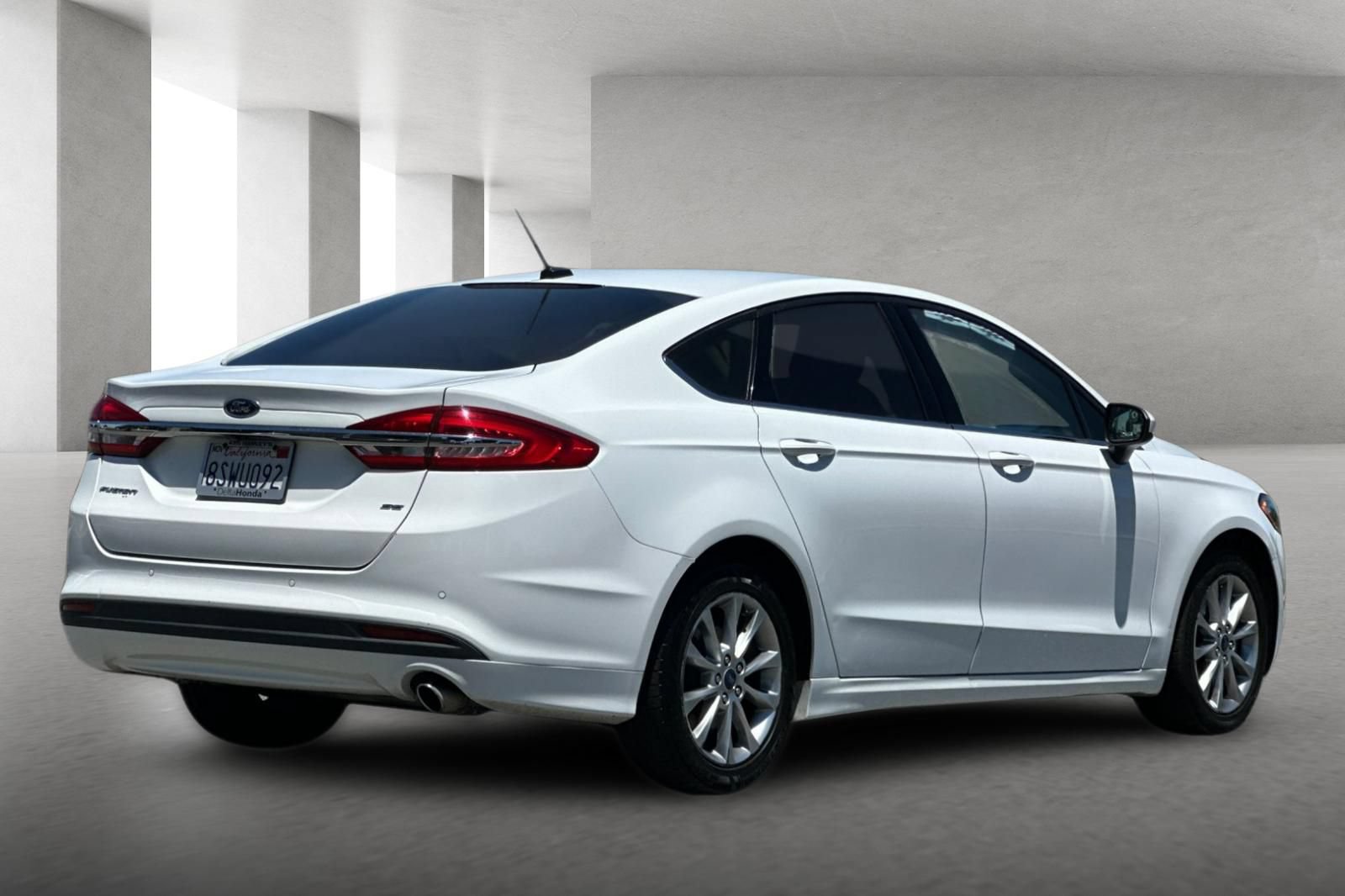 Used 2017 Ford Fusion SE w/ Fusion SE Technology Package FWD image 4