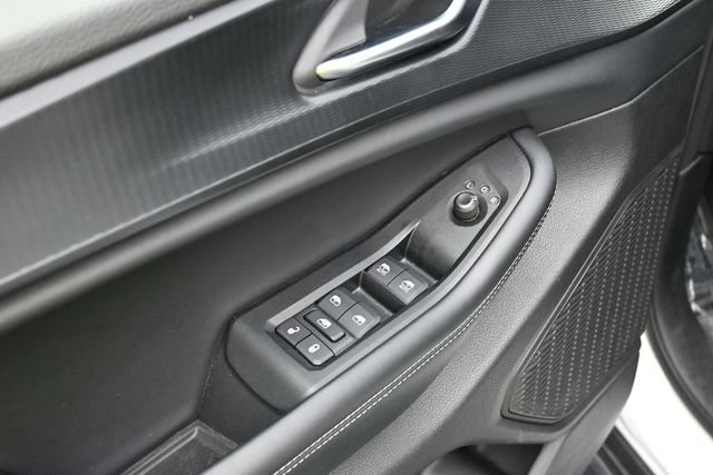 Used 2025 Jeep Grand Cherokee Altitude AWD/4WD image 13