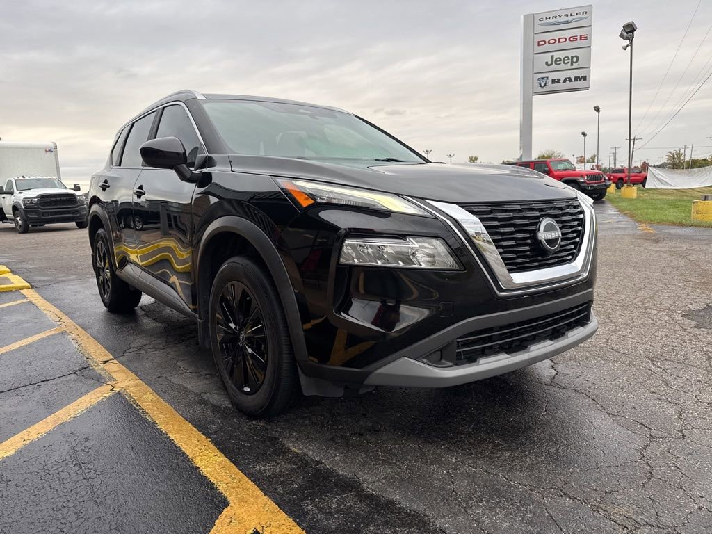 Used 2023 Nissan Rogue SV w/ SV Premium B Package image 2