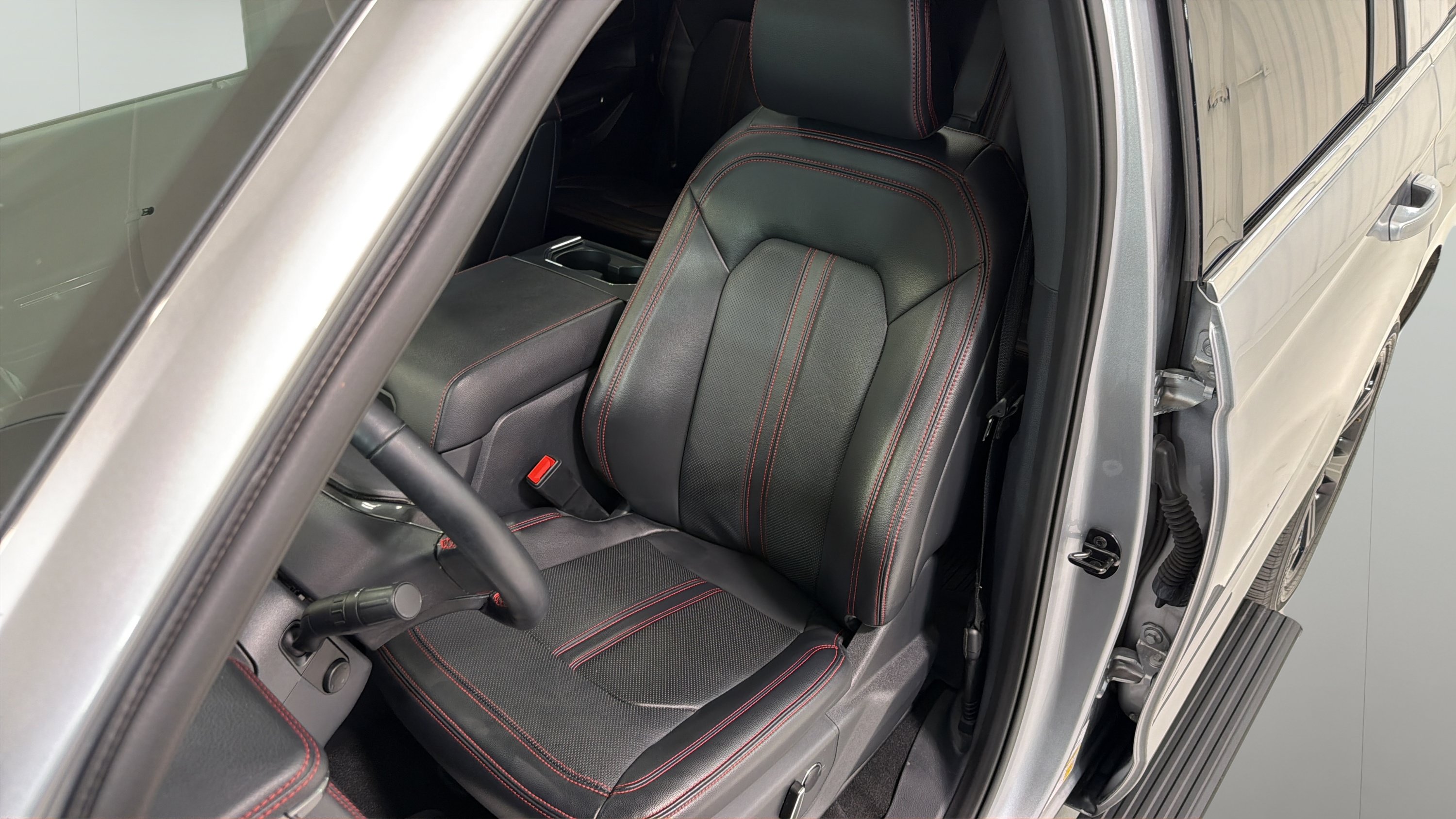 Used 2023 Ford Expedition Limited AWD/4WD image 9