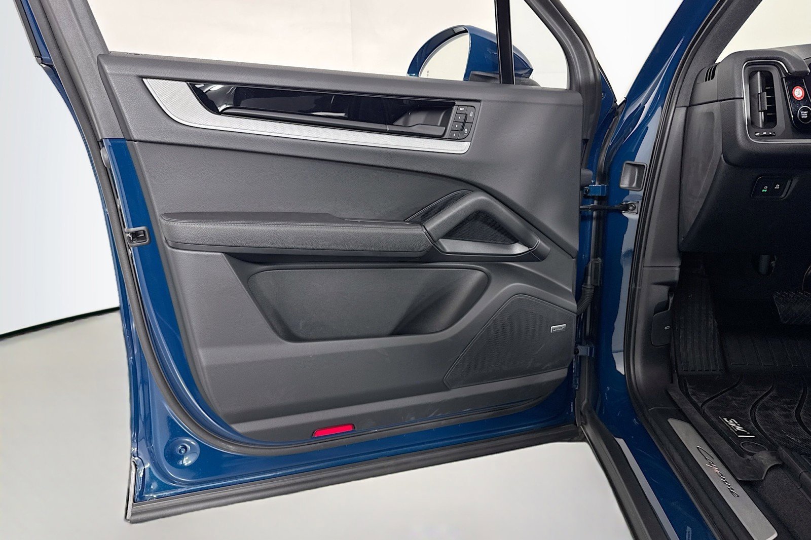 Used 2024 Porsche Cayenne AWD/4WD image 20