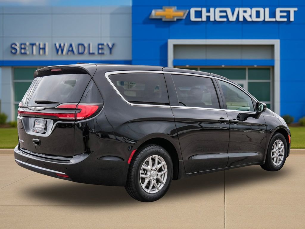 Used 2025 Chrysler Pacifica Select FWD image 7