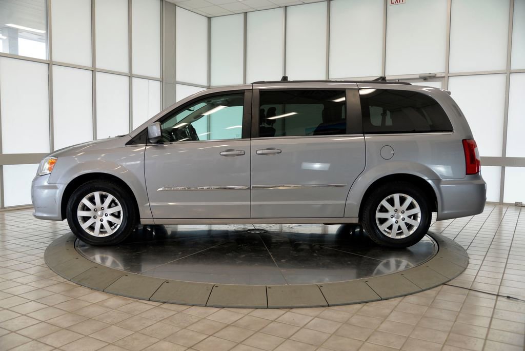 Used 2015 Chrysler Town & Country Touring FWD image 6