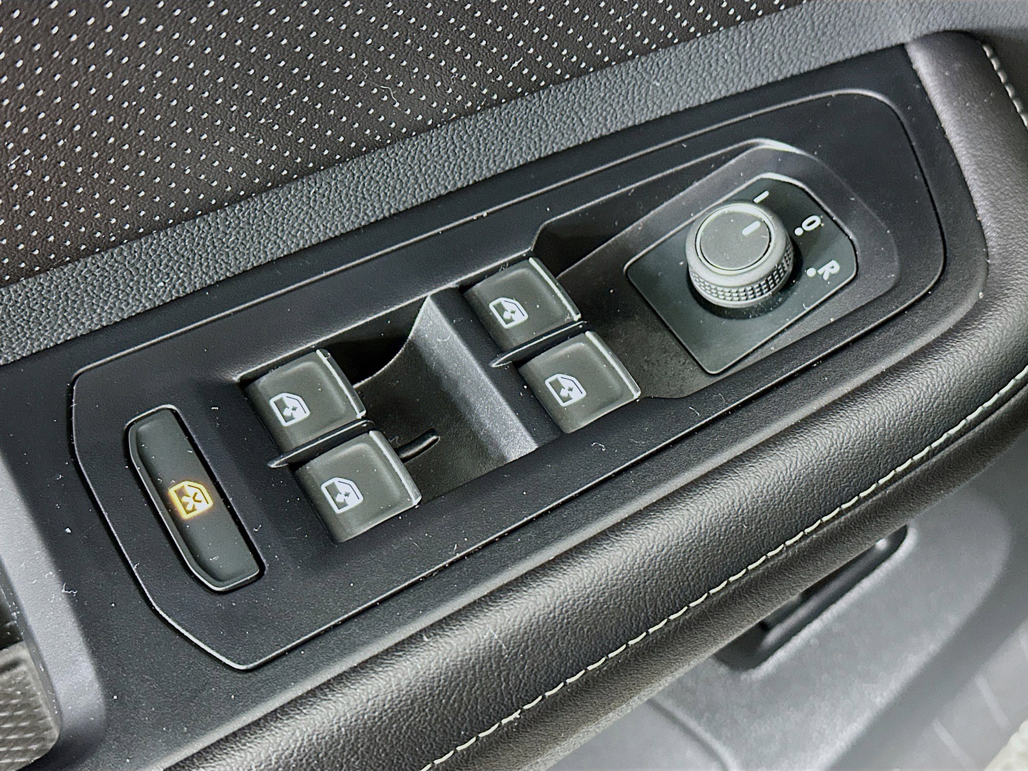 Used 2025 Volkswagen Atlas SE image 15