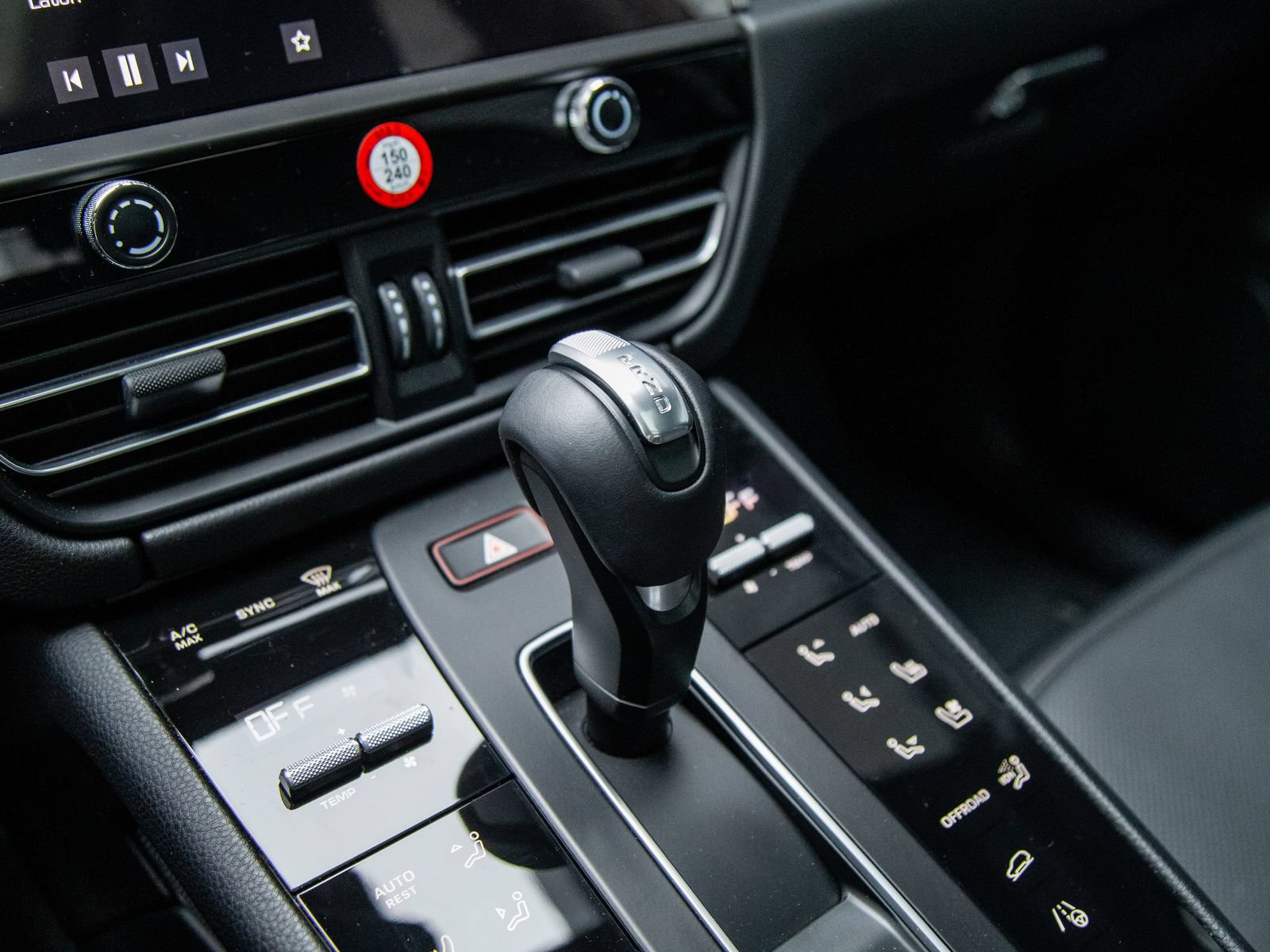 Certified 2024 Porsche Macan AWD/4WD image 8