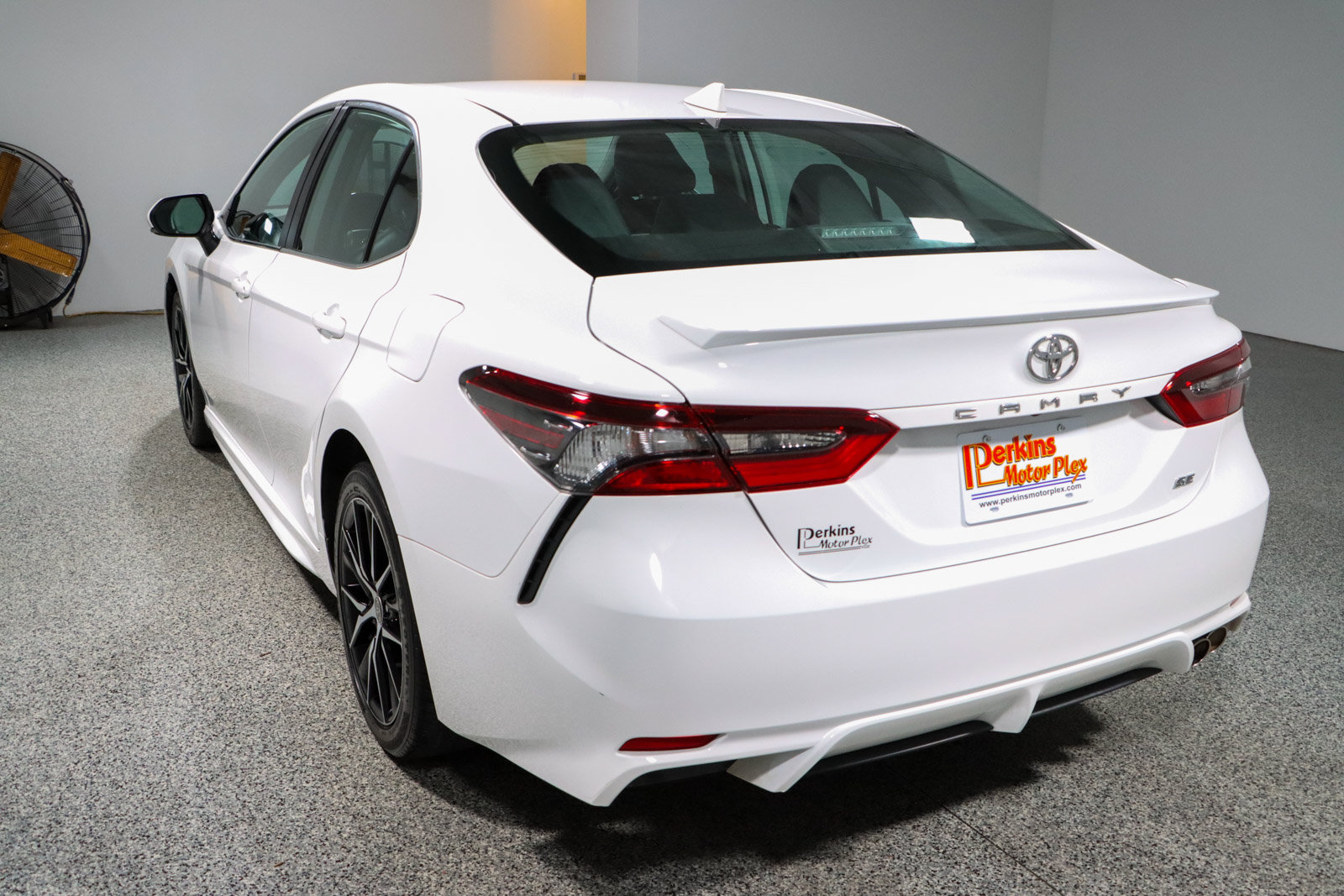 Used 2022 Toyota Camry SE FWD image 9