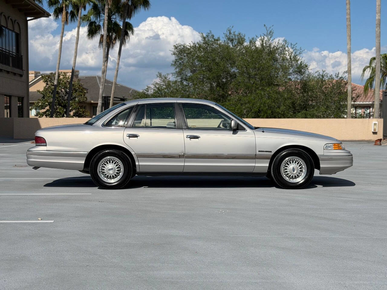 Used 1992 Ford Crown Victoria LX RWD image 16