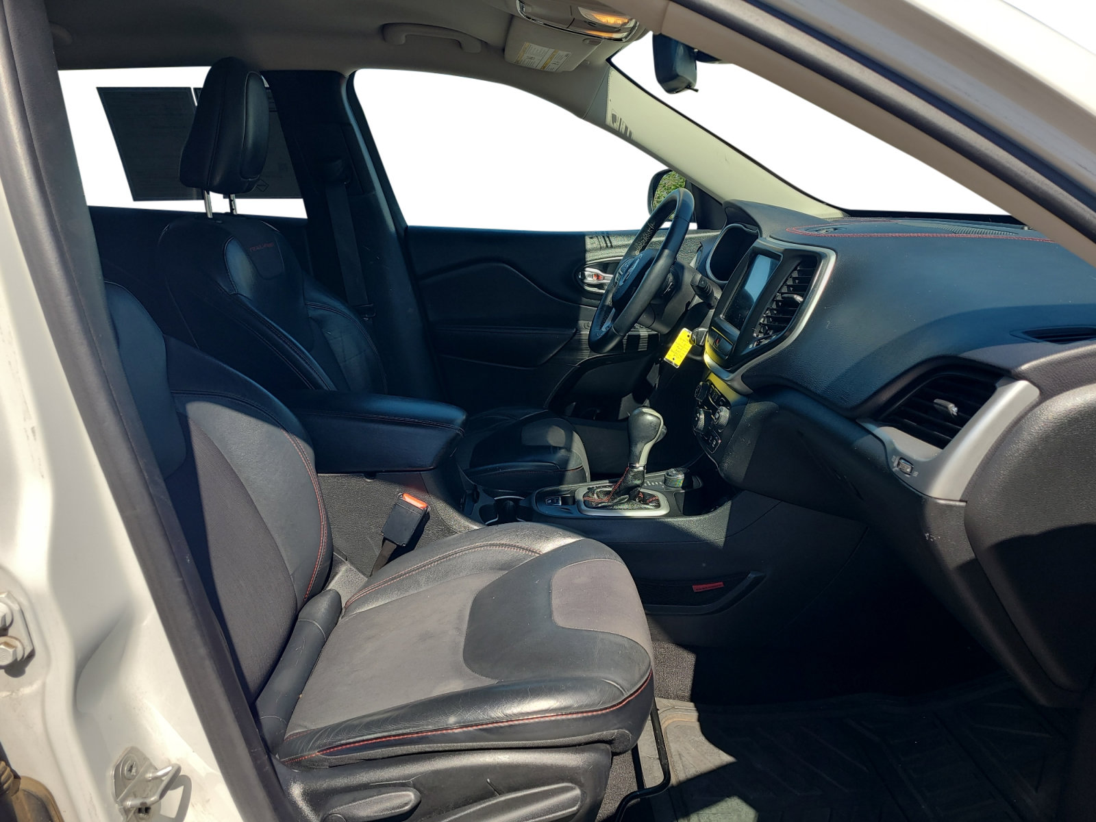 Used 2015 Jeep Cherokee Trailhawk AWD/4WD image 29