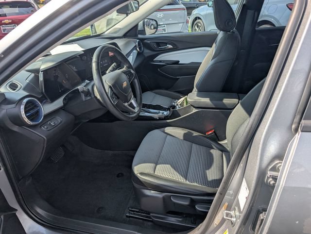 Used 2025 Chevrolet Trax LT w/ LT Convenience Package FWD image 11