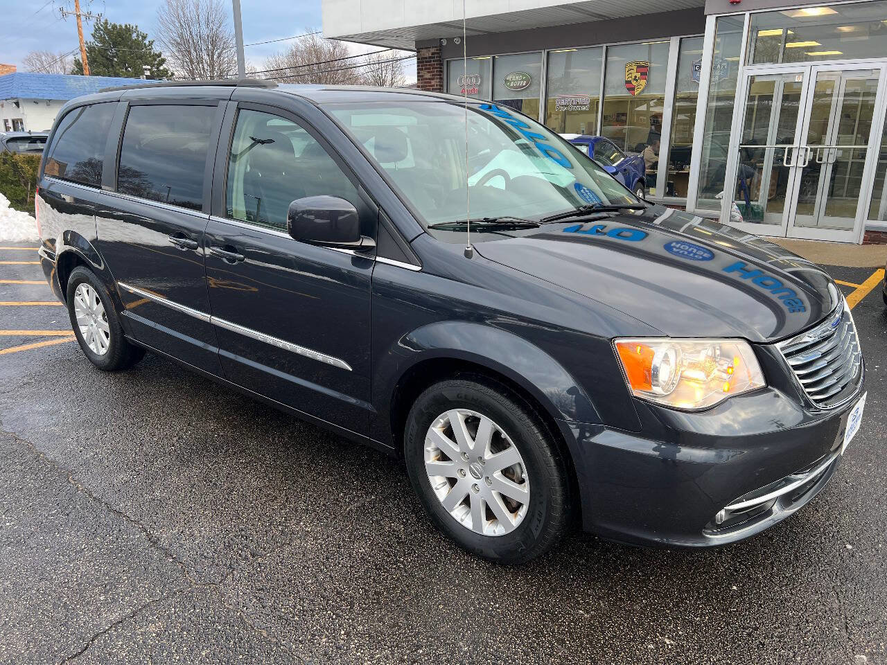 Used 2014 Chrysler Town & Country Touring image 4