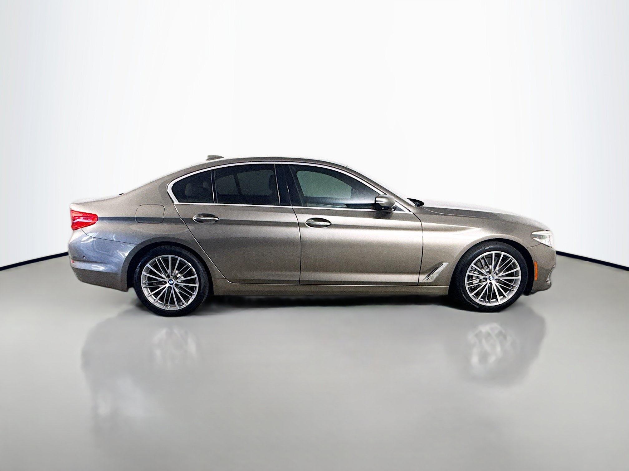 Used 2018 BMW 540i w/ Luxury Seating Package RWD image 11