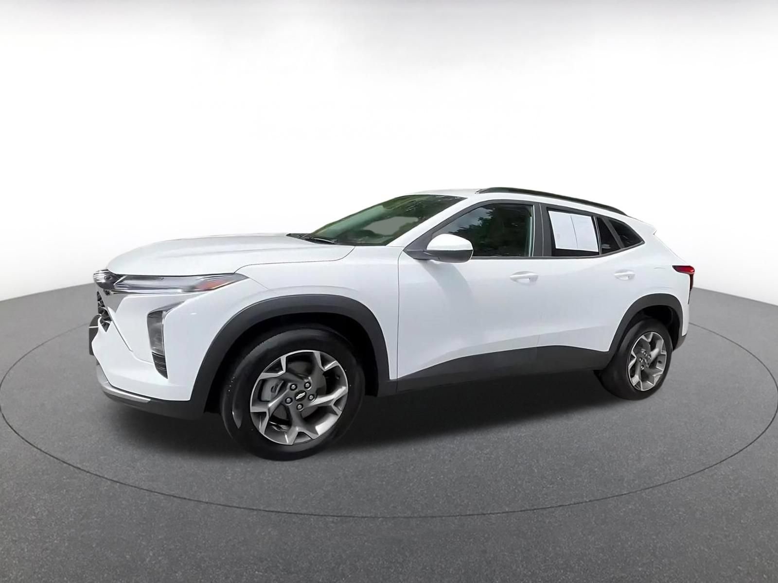 Used 2025 Chevrolet Trax LT FWD image 7