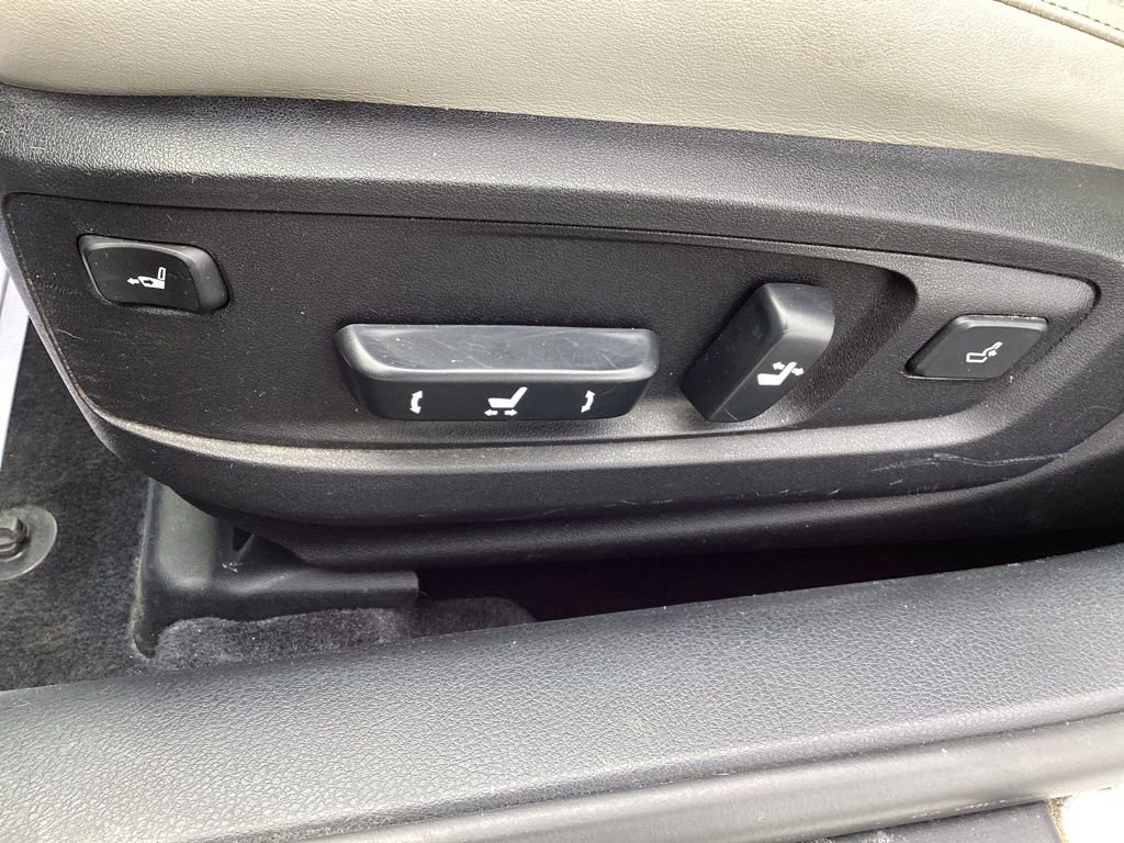 Used 2013 Lexus ES 300h w/ Ultra Luxury Pkg image 16