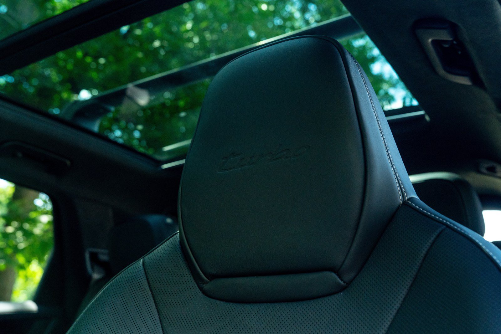 Certified 2025 Porsche Cayenne Turbo AWD/4WD image 32