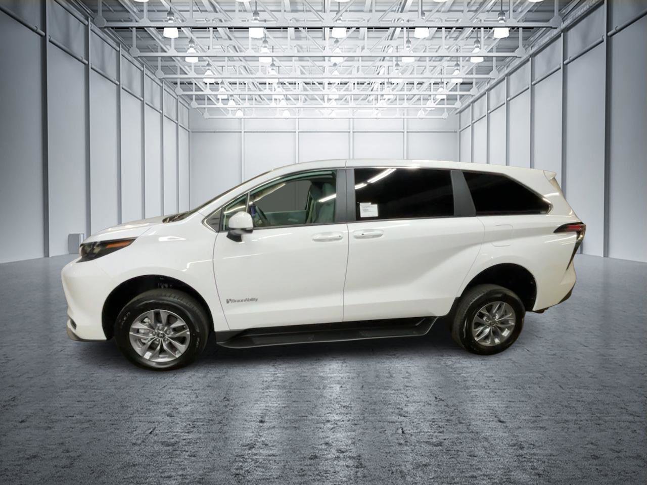 Used 2025 Toyota Sienna LE image 8