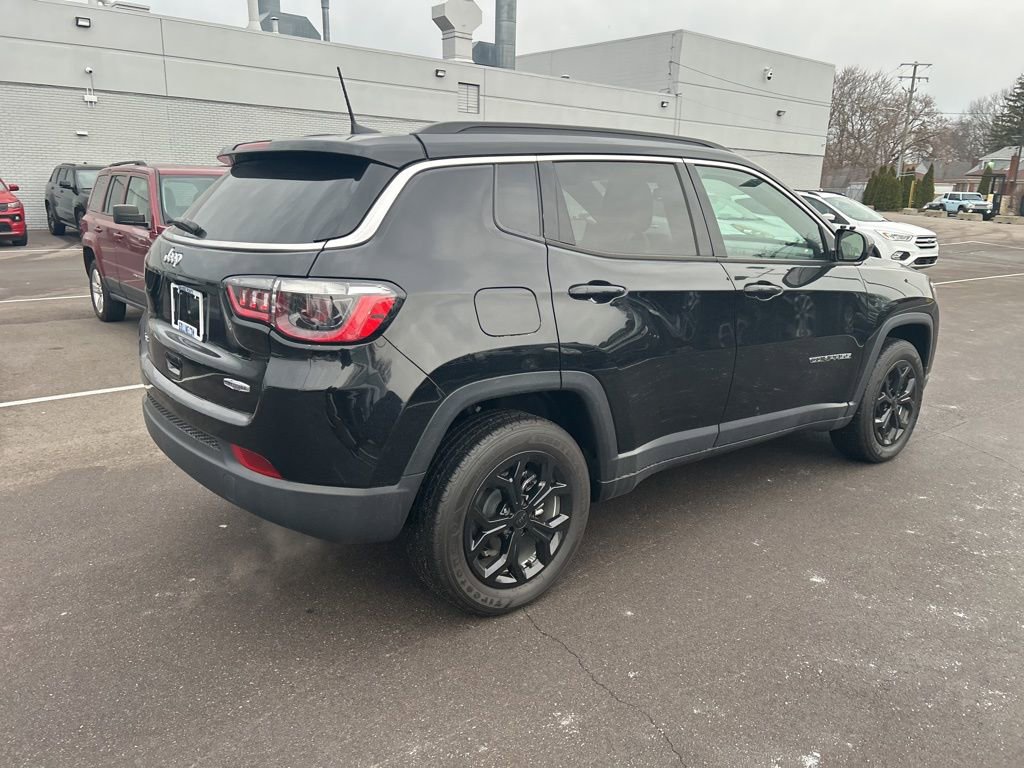 Used 2024 Jeep Compass Latitude image 5