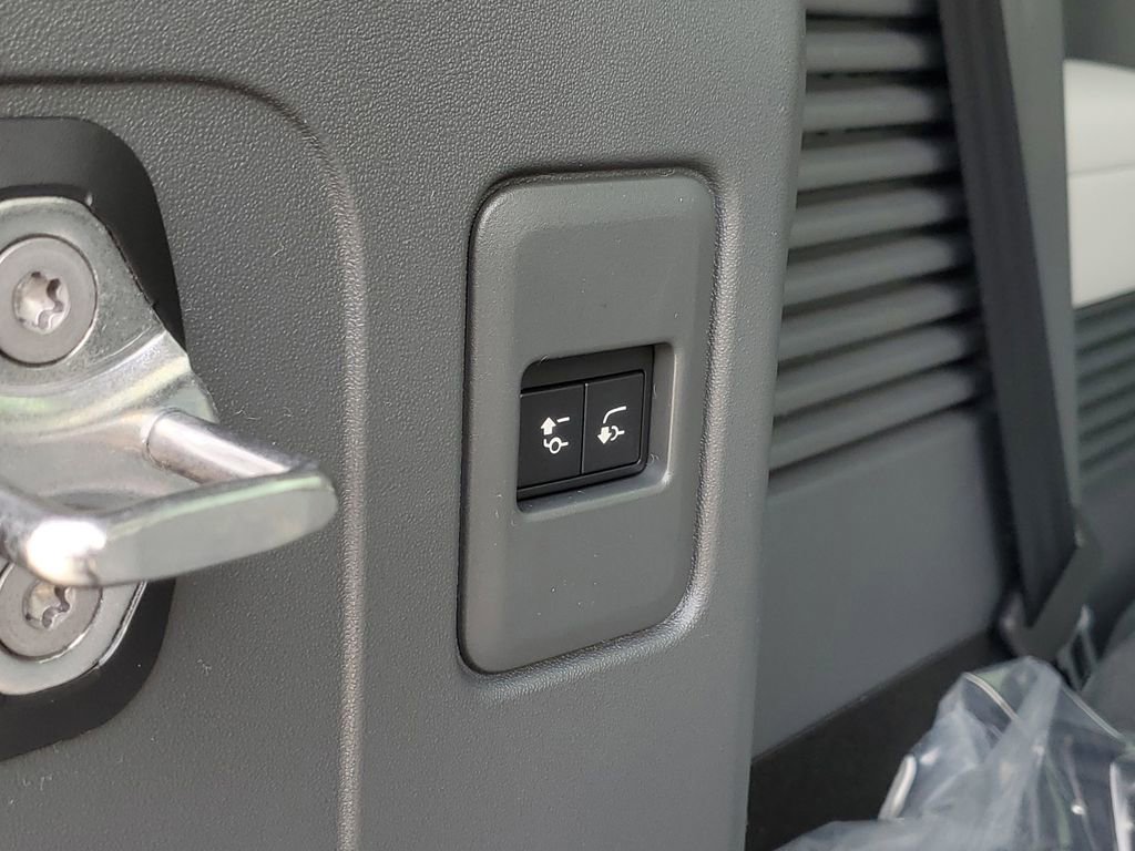 New 2026 Land Rover Defender 130 X-Dynamic SE image 32