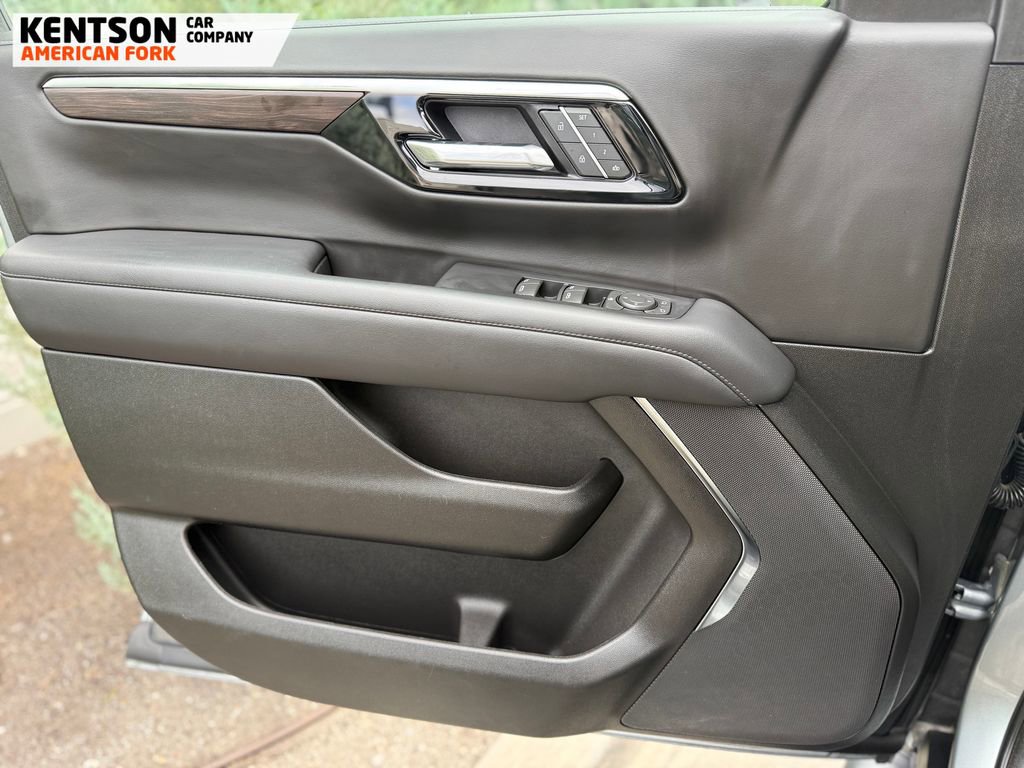 Used 2025 Chevrolet Suburban Z71 AWD/4WD image 21