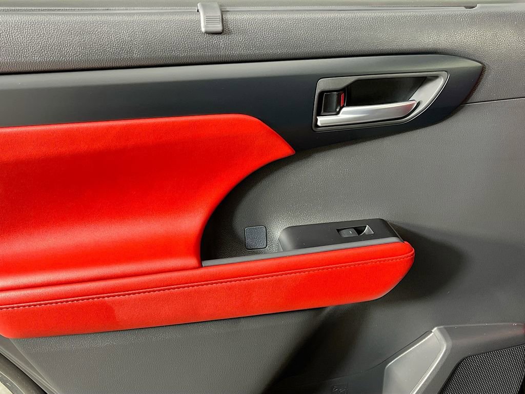 Used 2025 Toyota Highlander Limited AWD/4WD image 32