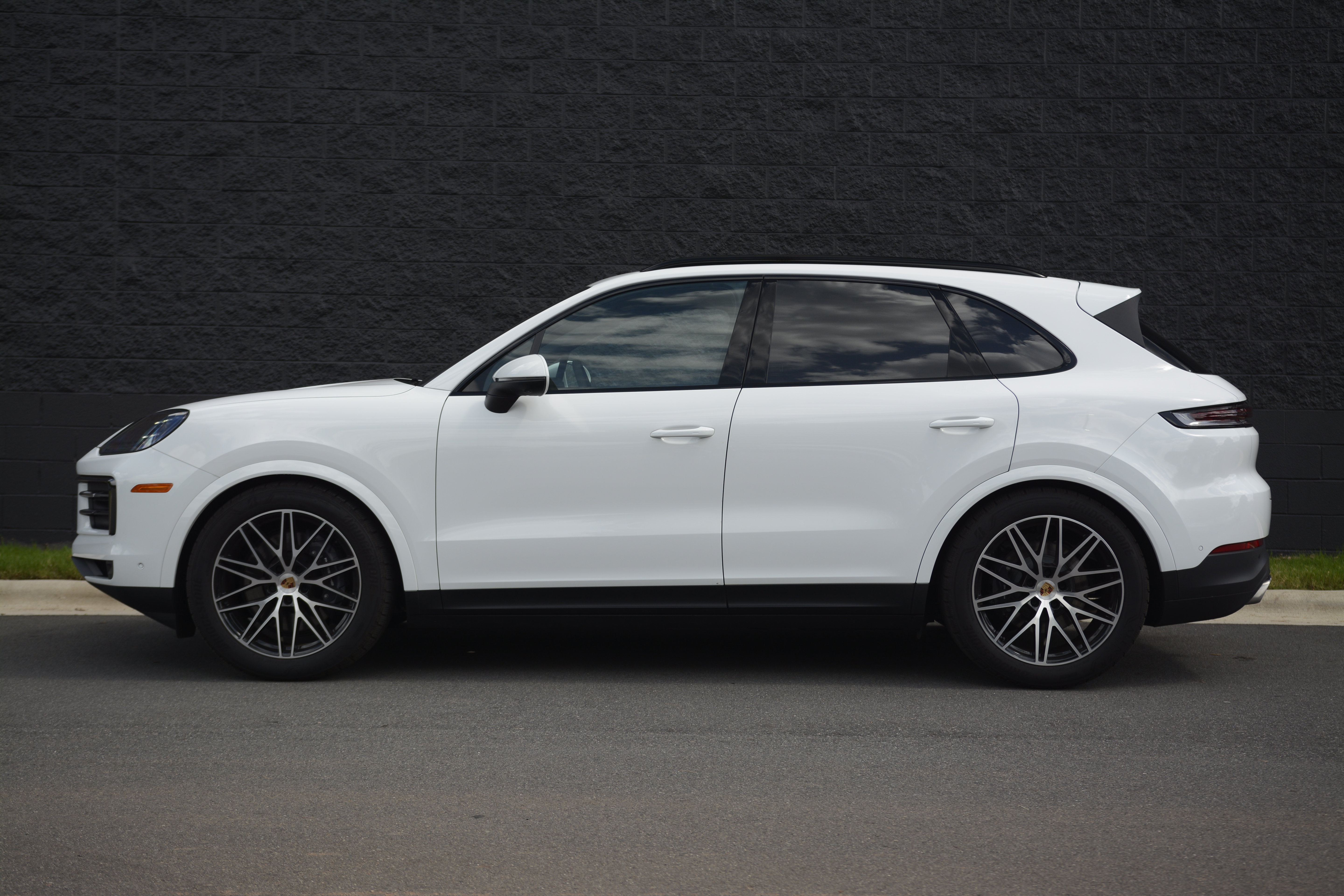 Certified 2025 Porsche Cayenne AWD/4WD image 2