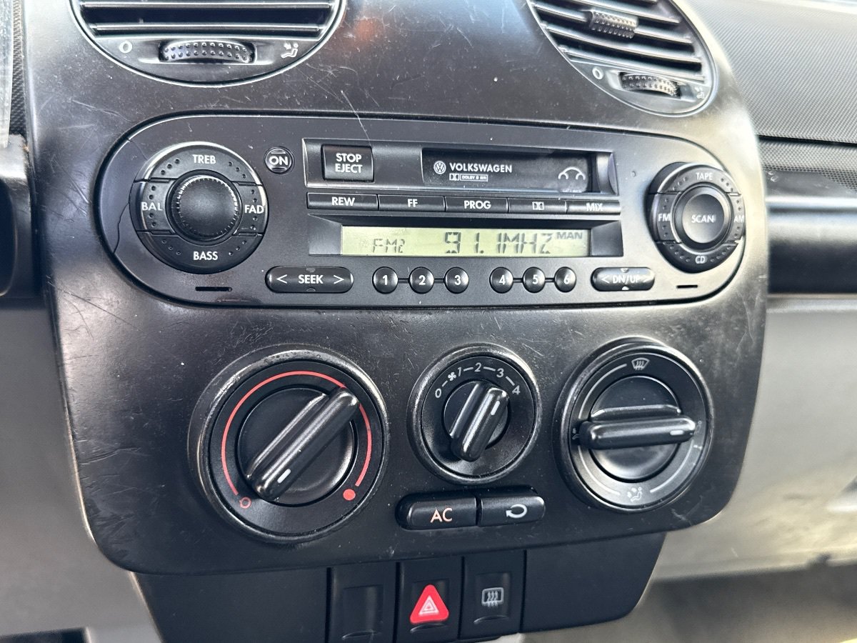 Used 1999 Volkswagen Beetle GLS FWD image 22