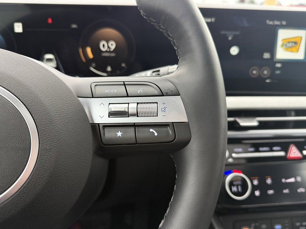 Certified 2025 Hyundai Santa Cruz Limited image 18